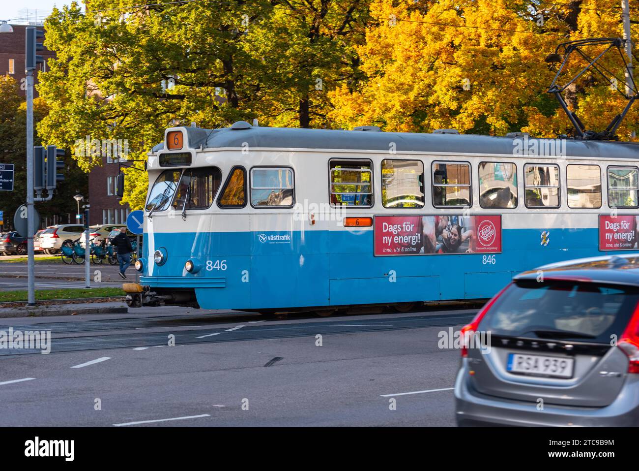 Gothenburg, Suède - octobre 17 2021 : ancien tramway sur la ligne 6 traversant la ville. Banque D'Images