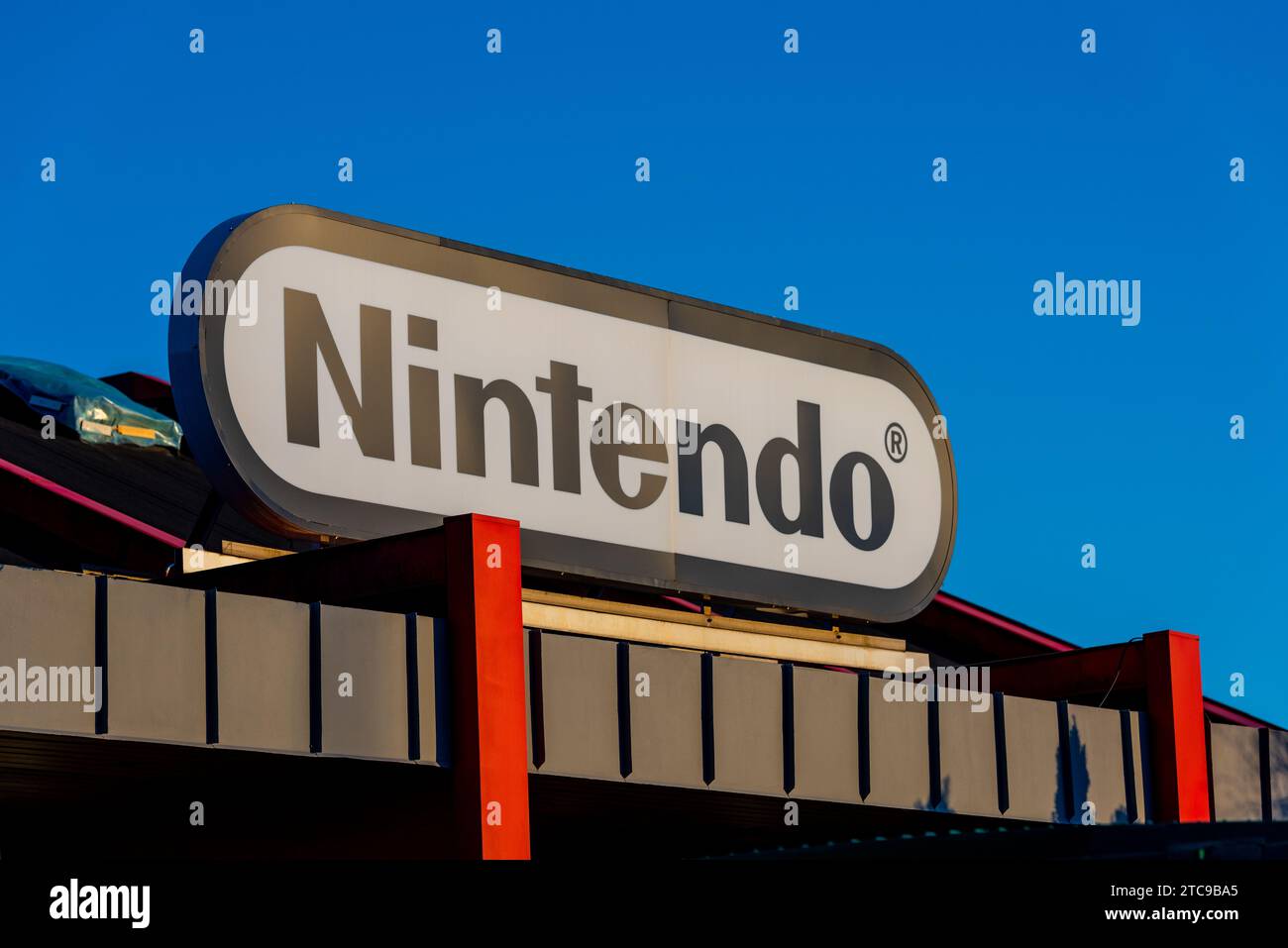 Kungsbacka, Suède - janvier 30 2022 : logo Nintendo au sommet d'un bâtiment. Banque D'Images Kungsbacka, Suède - janvier 30 2022 : logo Nintendo au sommet d'un bâtiment. Banque D'Images