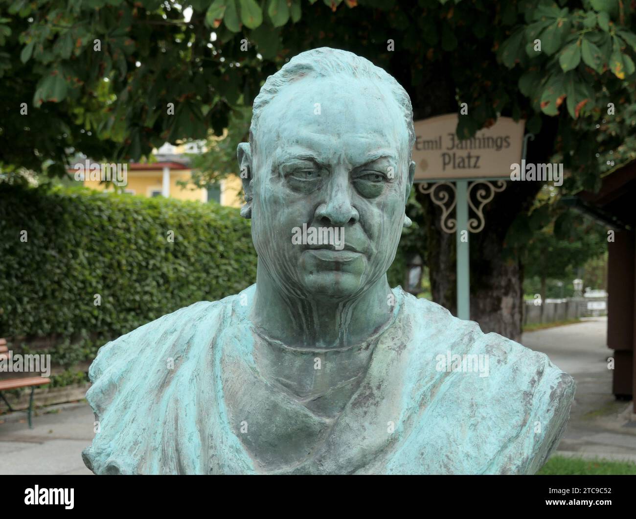 Strobl, Autriche. 27 août 2023. Buste de l'acteur allemand Emil Jannings, 1884-1950, dans Strobl am Wolfgangsee dans la région du Salzkammergut en Autriche. Le Salzkammergut est la capitale de la culture 2024. Crédit : Beate Schleep/dpa/Alamy Live News Banque D'Images