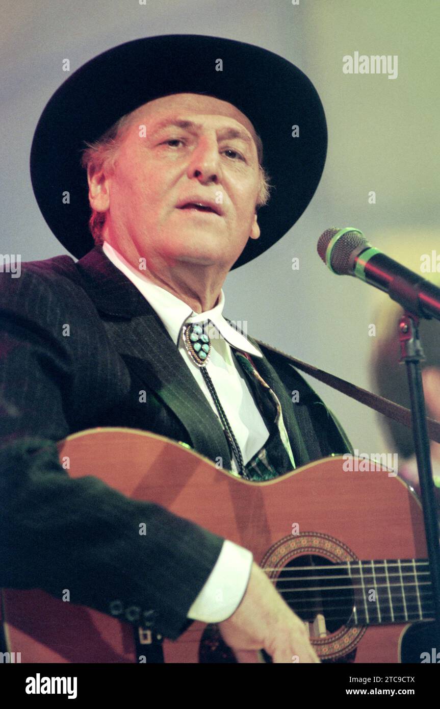 Milan Italie 1996-04-25 : Renzo Arene, chanteur italien, lors d'un concert au Superclassifica Show Banque D'Images