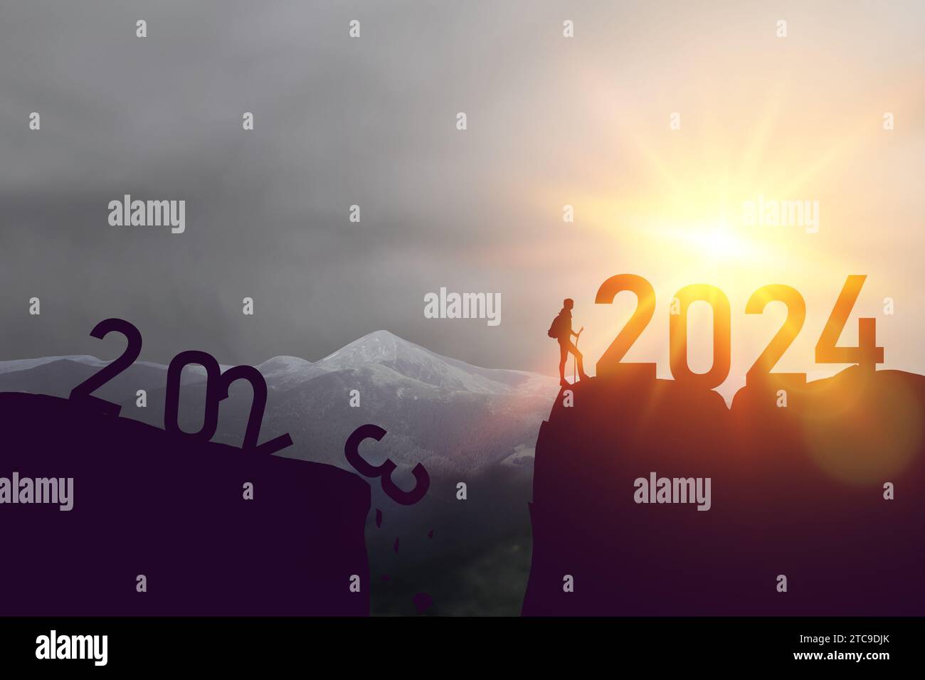 Année de chargement 2024. Homme chanceux réussi au sommet de la montagne à partir du numéro de l