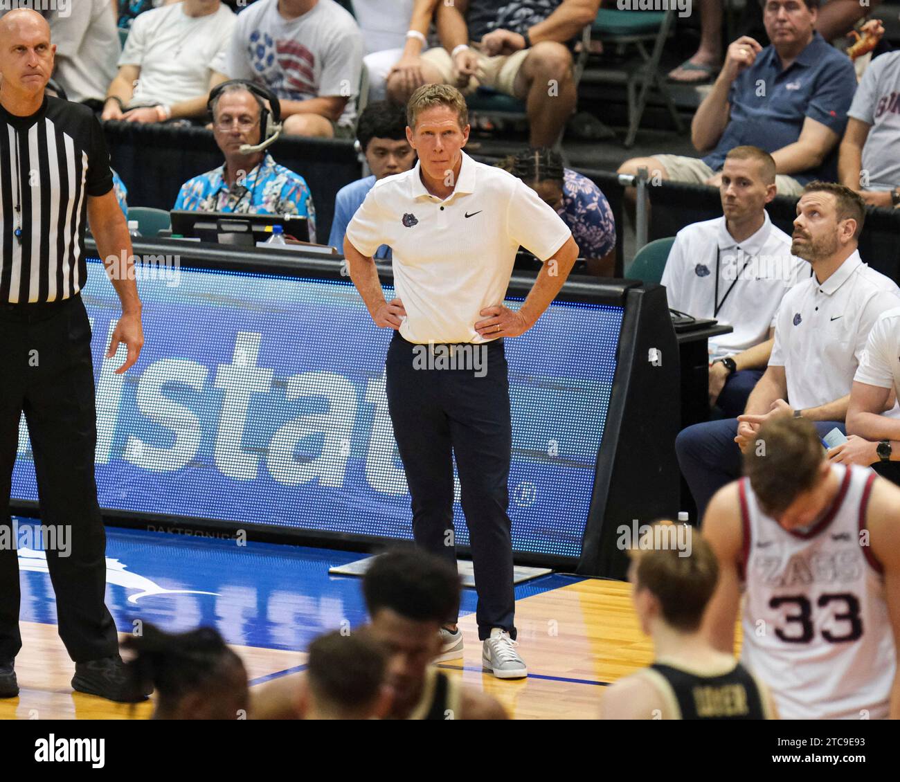 November 20, 2023: Gonzaga Head Coach Mark Few watches the action during the Allstate Maui Invitational basketball game between the Gonzaga Bulldogs and the Purdue Boilermakers at Sofi Arena in the Stan Sheriff Center in Honolulu, Hawaii. Glenn Yoza/CSM (Credit Image: © Glenn Yoza/Cal Sport Media) (Cal Sport Media via AP Images) Banque D'Images