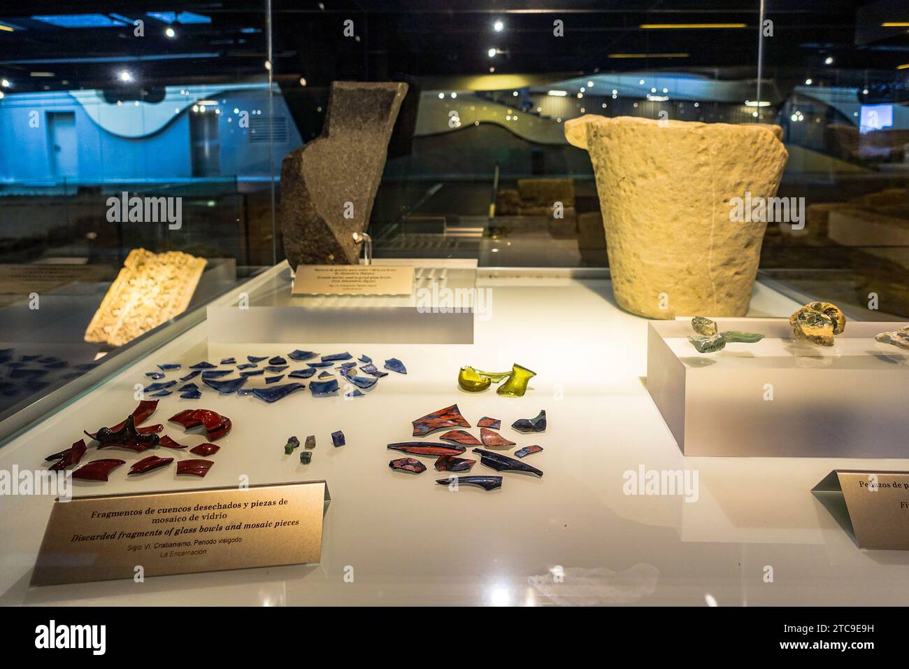 Exposition d'éclats de poterie anciens et de fragments de verre, de la période chrétienne wisigoth, exposés dans l'Antiquarium de Séville, Espagne. Banque D'Images