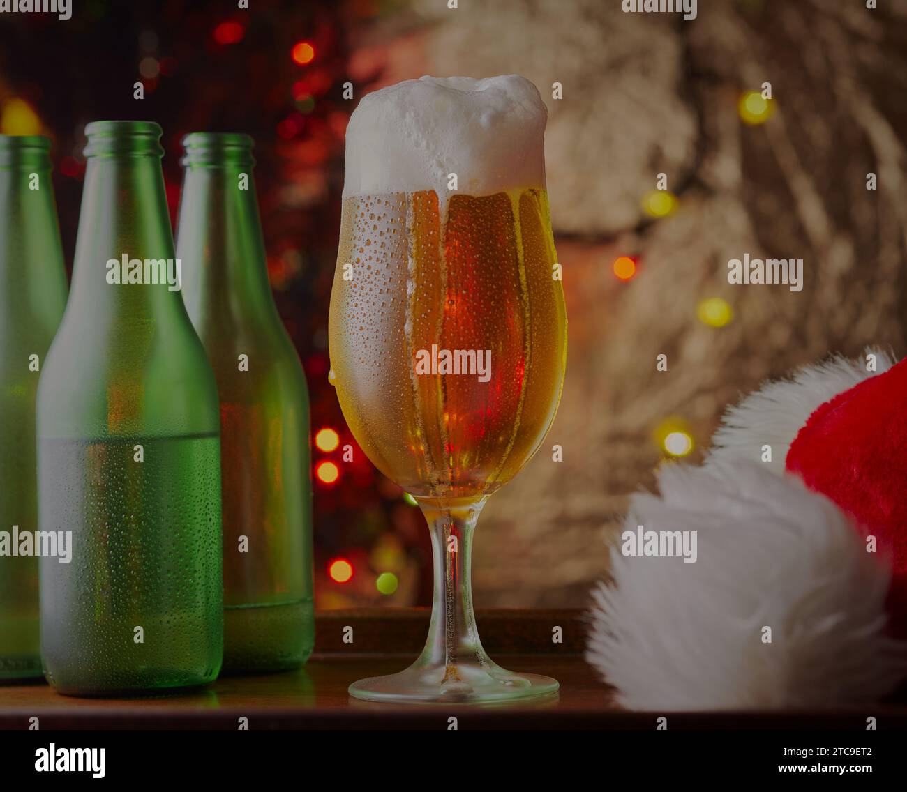 Boissons de Noël bouteilles froides et verre de bière avec des décorations de Noël en arrière-plan. Banque D'Images