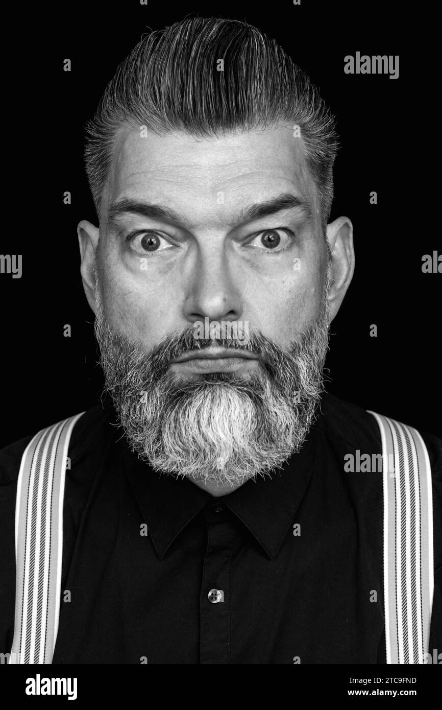 Tilburg, Pays-Bas. Studio Portrait of a Mid adult, homme de race blanche avec mustage et barbe. Banque D'Images