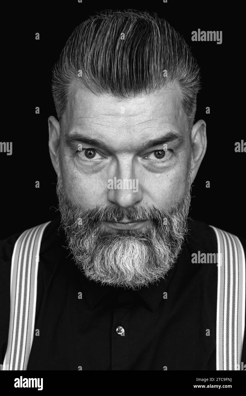 Tilburg, Pays-Bas. Studio Portrait of a Mid adult, homme de race blanche avec mustage et barbe. Banque D'Images