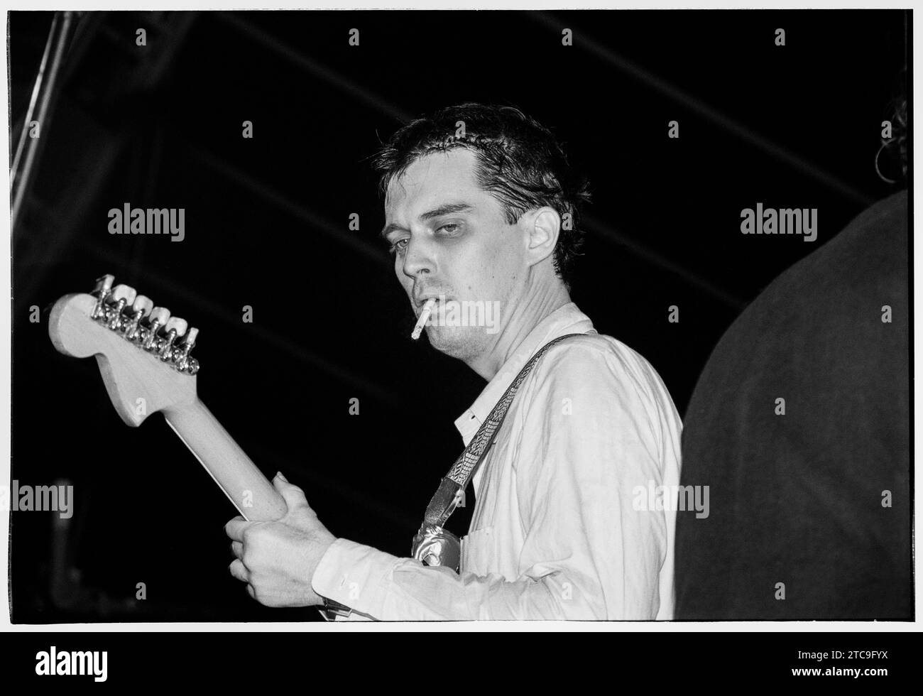 FLAMING LIPS, STEVEN DROZD, 1999 : Steven Drozd du groupe The Flaming Lips jouant de la guitare tout en fumant une cigarette au Reading Festival, le 29 août 1999. Le groupe tournait avec leur 9e album studio primé, The Soft Bulletin. Photo : Rob Watkins Banque D'Images