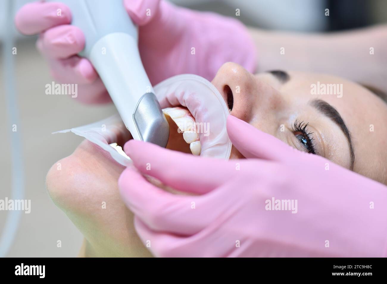 Orthodontiste effectuant le balayage d'un patient au scanner dentaire intra-oral. Prosthodontie et concept de stomatologie. Gros plan Banque D'Images