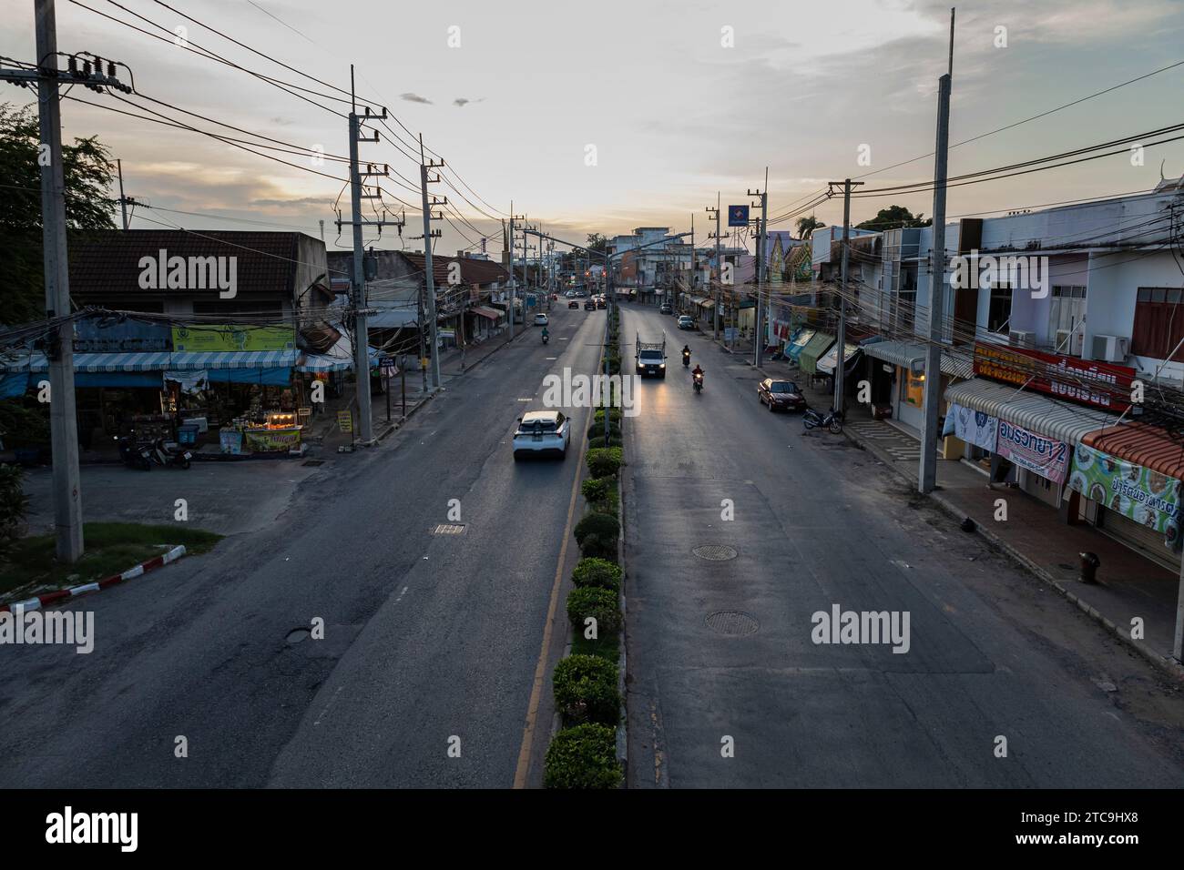 Rue principale à la gare, coucher de soleil, Nakhon Ratchasima, Isan, Thaïlande, Asie du Sud-est, Asie Banque D'Images