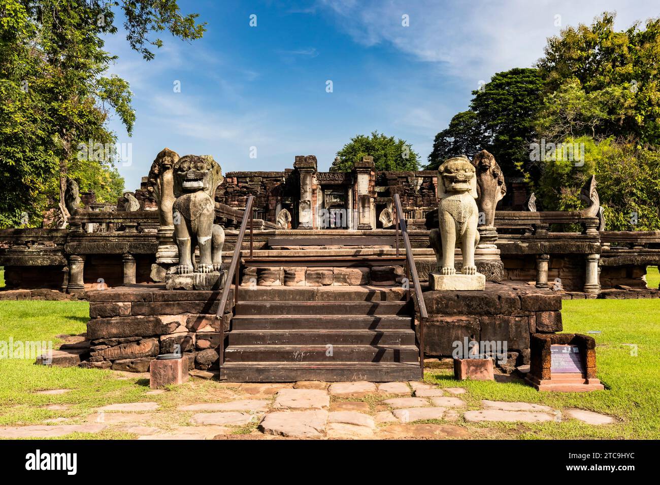 Parc historique de Phimai, ancien temple khmer, étapes d'approche avec statues de lion gardien, Nakhon Ratchasima, Isan, Thaïlande, Asie du Sud-est, Asie Banque D'Images