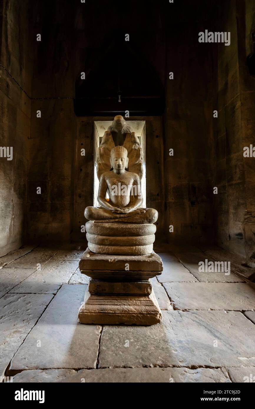 Parc historique de Phimai, statue de Bouddha assis sur le serpent Naga, principal shr, ine, Nakhon Ratchasima, Isan, Thaïlande, Asie du Sud-est, Asie Banque D'Images