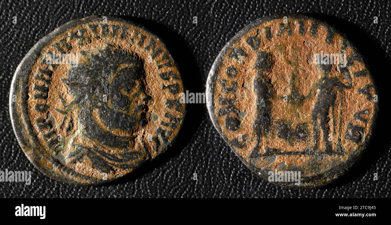 Ancienne pièce romaine de l'empereur Maximien, vue de dessus de la vieille monnaie métallique isolée sur fond noir. Thème de texture cuivre vintage, Rome, Empire, antiq Banque D'Images