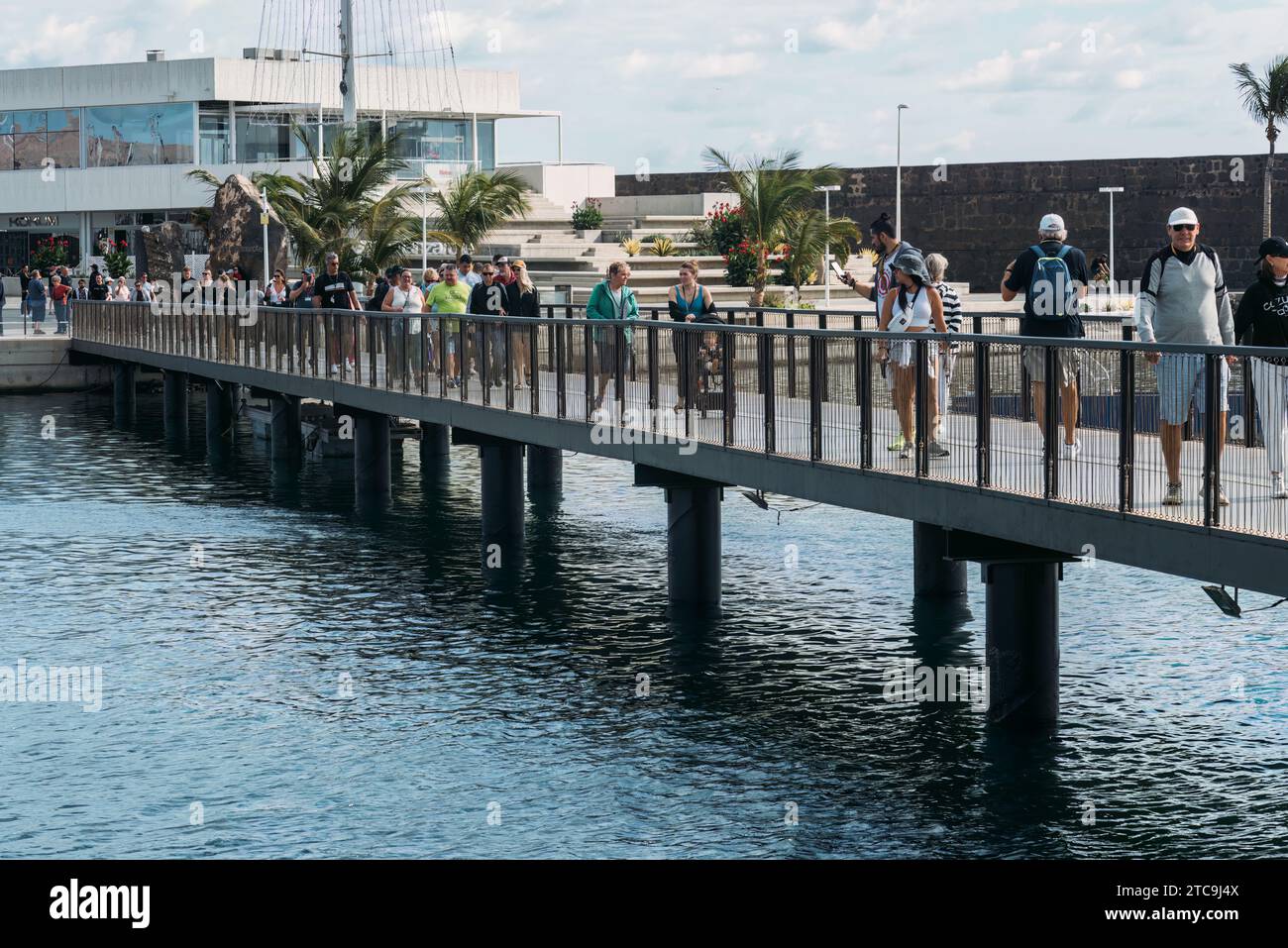 Lanzarote, Espagne - 25 novembre 2023 : les touristes marchent vers le centre-ville à Arrecife de Lanzarote, Espagne Banque D'Images