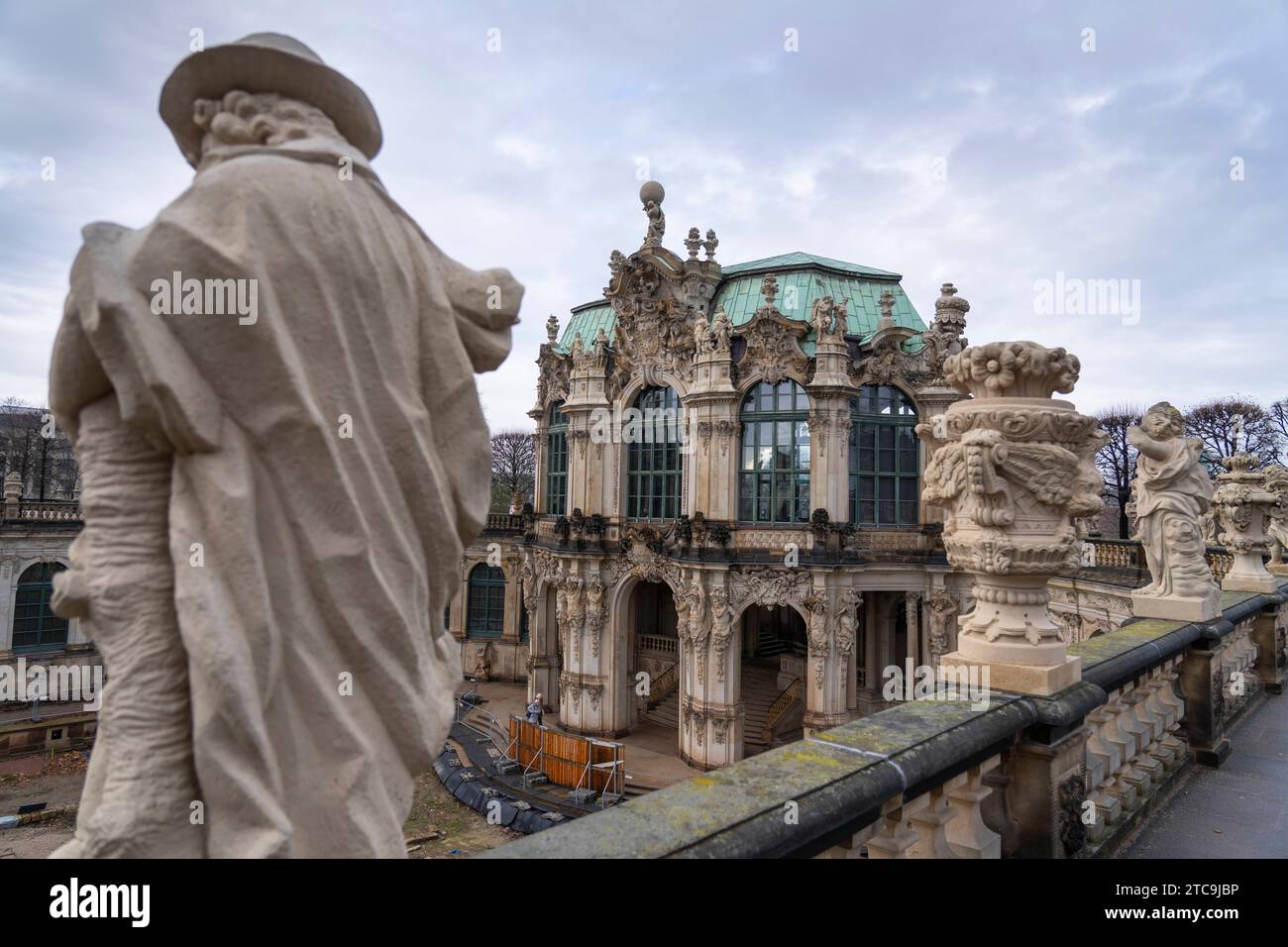 Der Zwinger ist ein Gebäudekomplex mit Gartenanlagen à Dresde. DAS unter der Leitung des Architekten Matthäus Daniel Pöppelmann und des Bildhauers Balthasar Permoser errichtete Gesamtkunstwerk aus Architektur, Plastik und Malerei gehört zu den bedeutenden Bauwerken des Barocks und ist neben der Frauenkirche das bekannteste Baudenkmal Dresdens *** le Zwinger est un complexe de bâtiments et de Dresden. Construit sous la direction de l’architecte Matthäus Daniel Pöppelmann et du sculpteur Balthasar Permoser, c’est l’un des bâtiments baroques les plus importants et, avec le Frauenkirc Banque D'Images