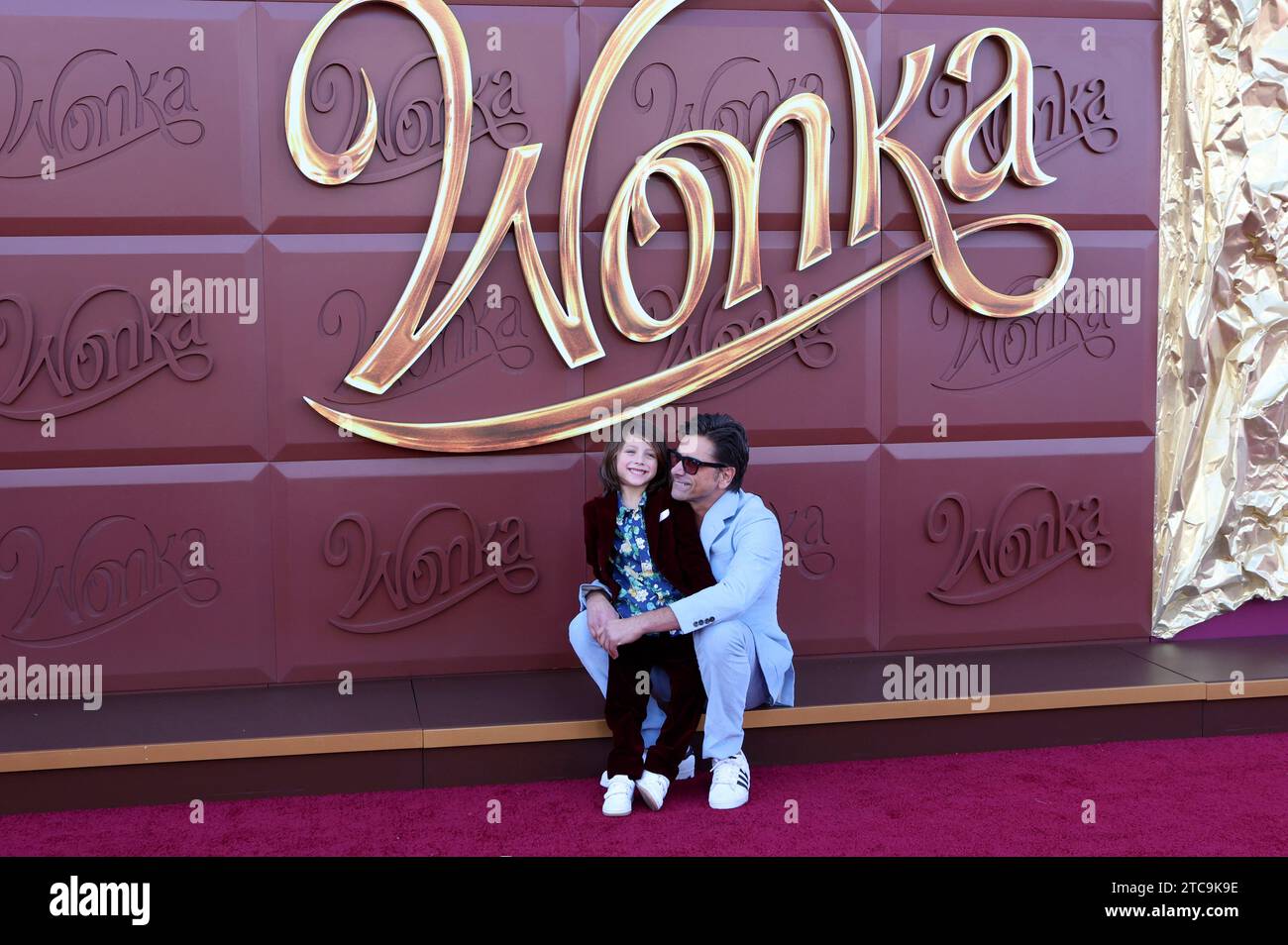 John Stamos mit Sohn Billy Stamos BEI der Premiere des Kinofilms 'Wonka' im Regency Village Theatre. Los Angeles, 10.12.2023 Banque D'Images