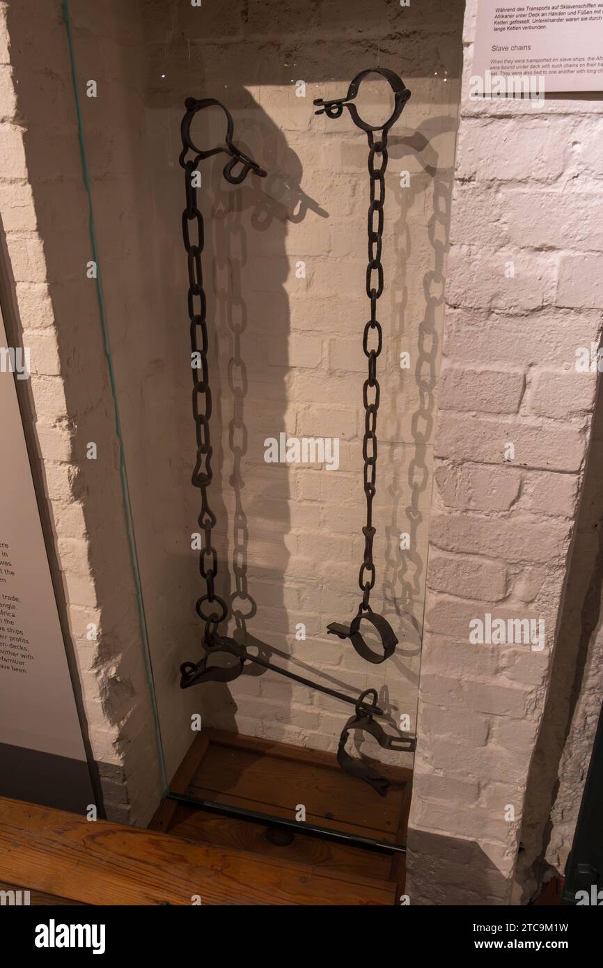 Les chaînes d'esclaves servaient à transporter les esclaves africains au Musée maritime international de HafenCity, Hambourg, Allemagne. Banque D'Images