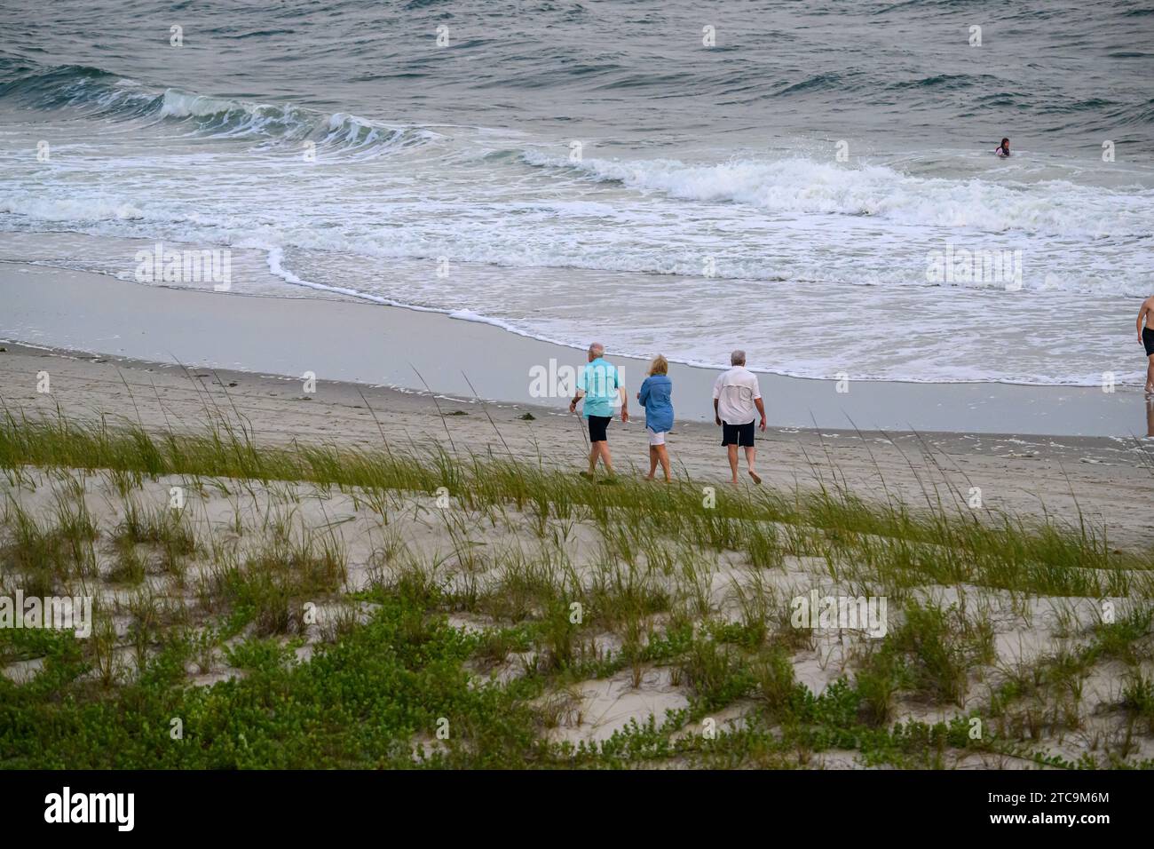 Les gens marchant sur la plage à Emerald Isle, Caroline du Nord. Banque D'Images