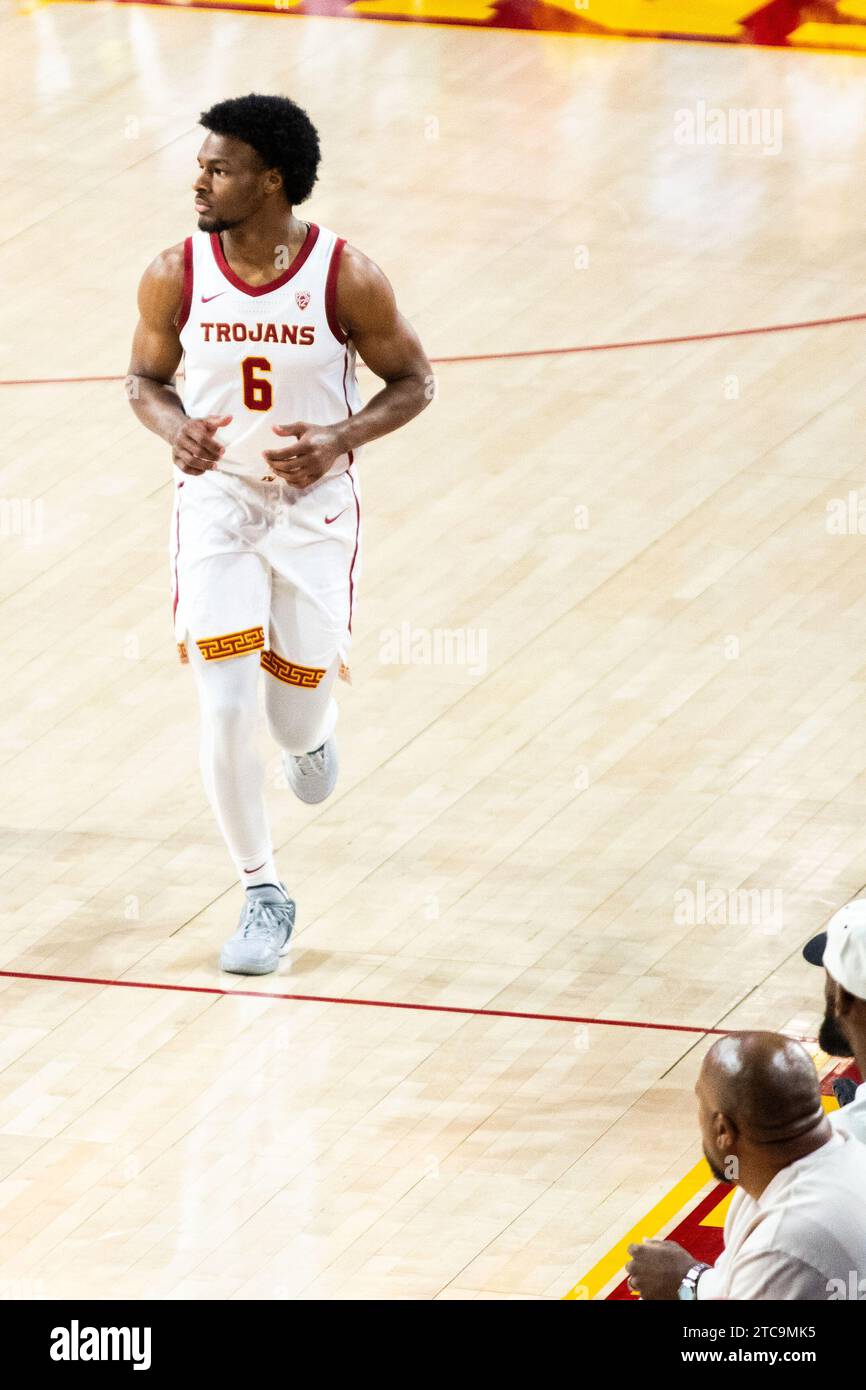 Les chevaux de Troie de Californie du Sud gardent Bronny James (6 ans) lors de la première mi-temps de ses débuts au Galen Center le dimanche 10 décembre 2023 à Los Angeles, Calif. Long Beach State bat les Trojans 84-79. (Aliyah Navarro/image du sport) Banque D'Images