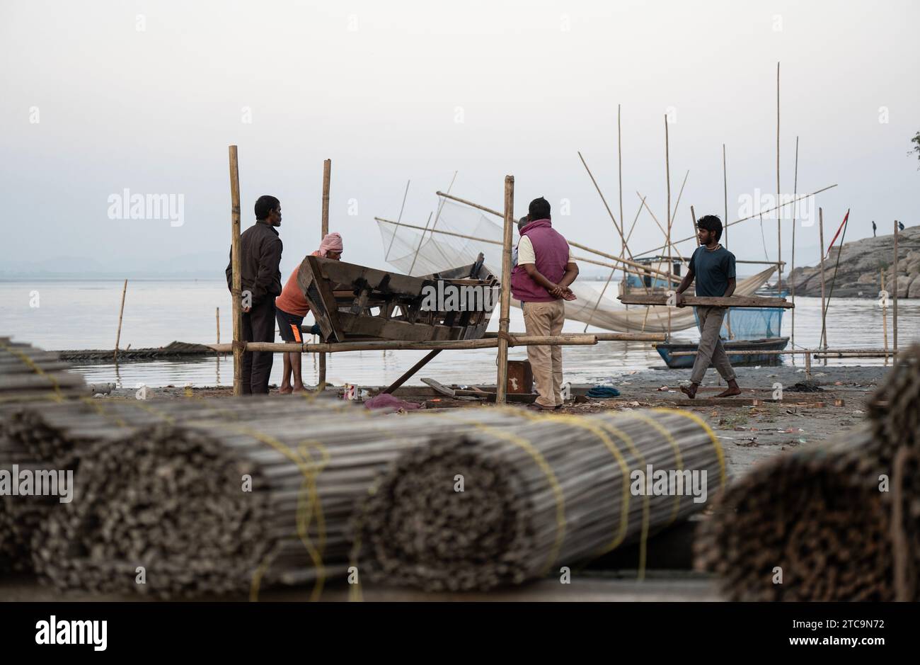 11 décembre 2023 : pêcheurs avec charpentier fabrique un bateau sur la rive de la rivière Brahmapoutre à Guwahati, Assam, Inde le 11 décembre 2023. (Image de crédit : © David Talukdar/ZUMA Press Wire) USAGE ÉDITORIAL SEULEMENT! Non destiné à UN USAGE commercial ! Banque D'Images