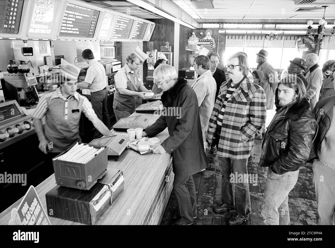 Employés derrière le comptoir servant les files de clients au restaurant de restauration rapide McDonald's, Thomas J. O'Halloran, U.S. News & World Report Magazine Photography Collection, 9 février 1979 Banque D'Images