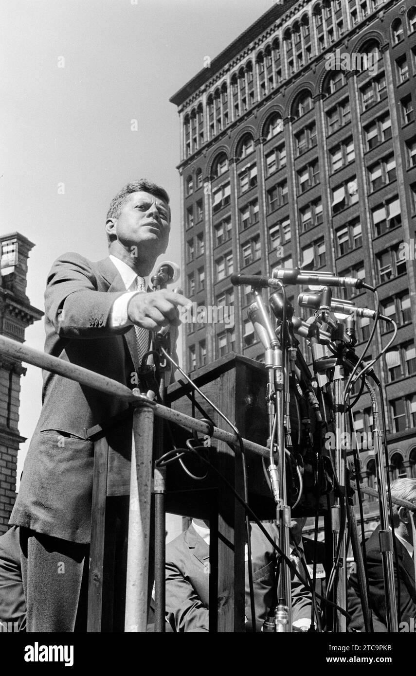 Sénateur du Massachusetts John F. Kennedy s'exprimant lors d'un rassemblement de travailleurs le jour de la fête du travail pendant la campagne présidentielle américaine, Cadillac Square, Detroit, Michigan, États-Unis, Thomas J. O'Halloran, U.S. News & World Report Magazine Photography Collection, 6 septembre 1960 Banque D'Images