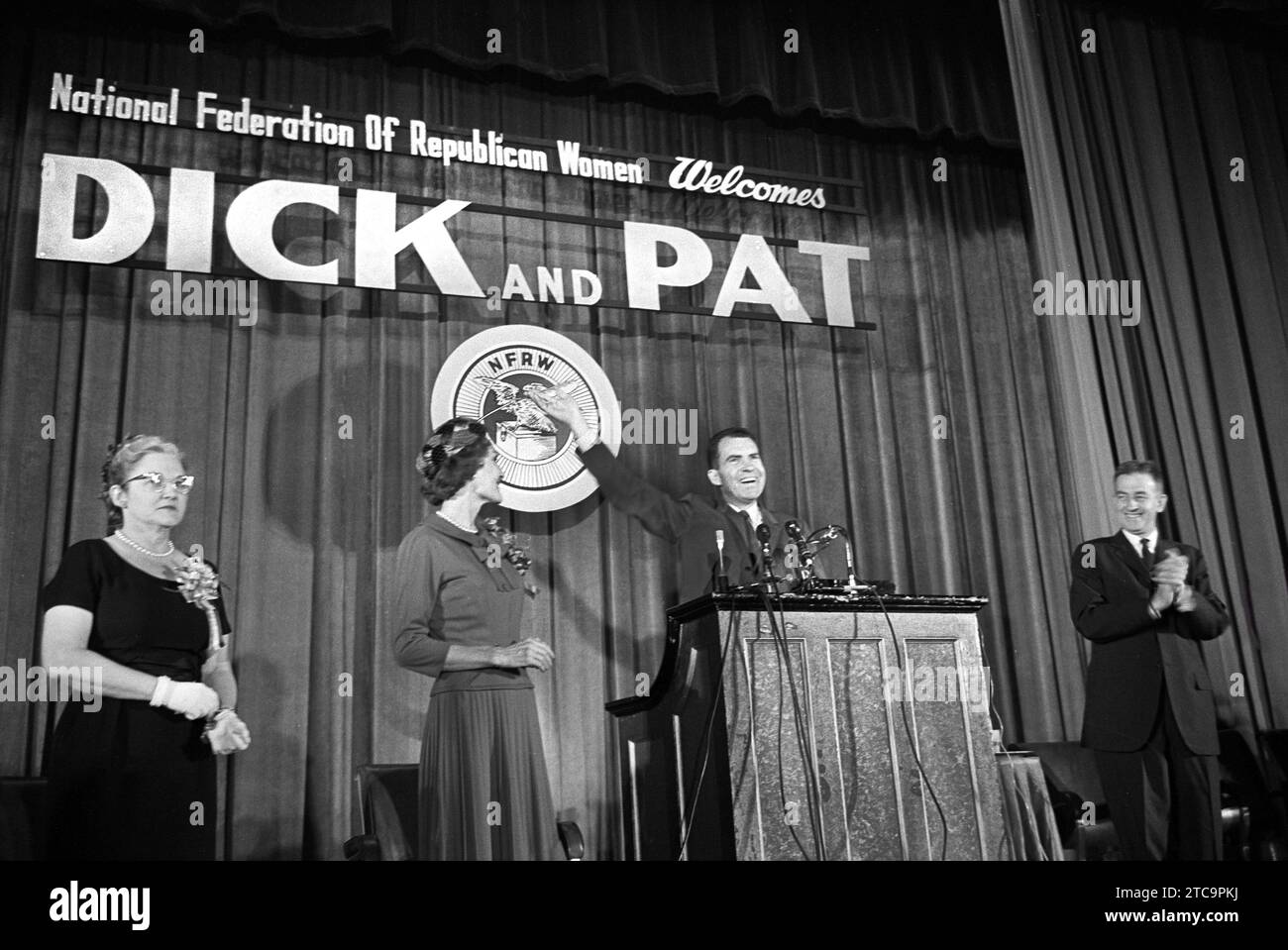 Le vice-président américain Richard Nixon avec son épouse Pat Nixon sur scène, prononçant un discours devant la Fédération nationale des femmes républicaines lors d'un voyage de campagne, Atlantic City, New Jersey, USA, Thomas J. O'Halloran, U.S. News & World Report Magazine Photography Collection, 16 septembre 1960 Banque D'Images