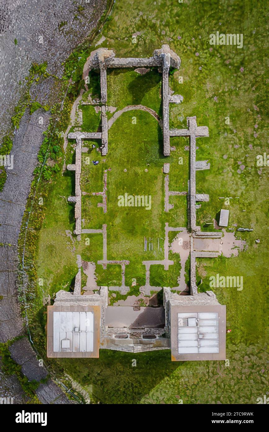 Une vue aérienne d'une grande propriété avec une pelouse verdoyante, des arbres et de multiples bâtiments visibles d'en haut Banque D'Images
