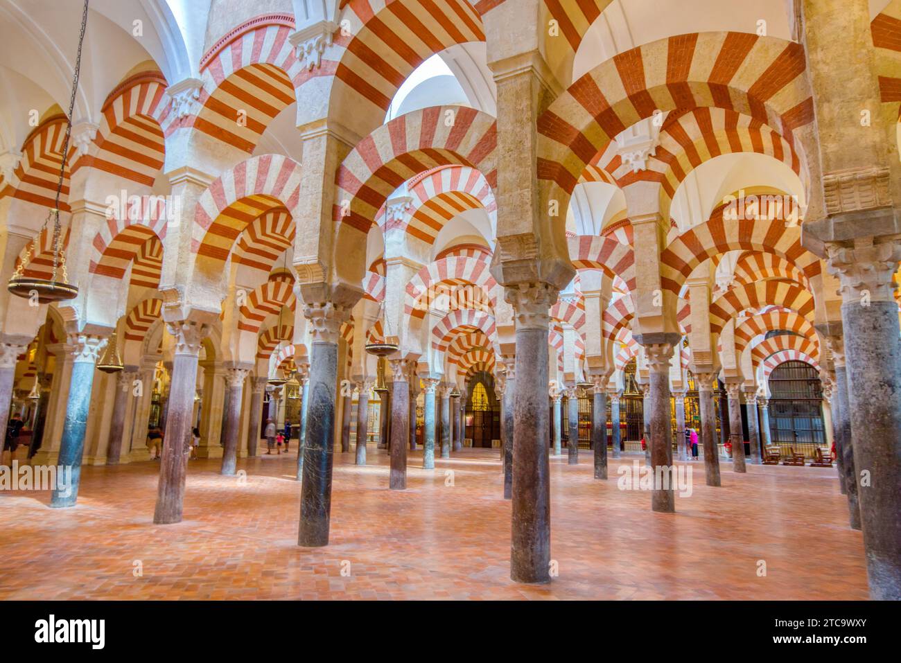 Intérieur de la cathédrale de la Mezquita, à l'origine la salle de prière de la Grande Mosquée de Cordoue Banque D'Images