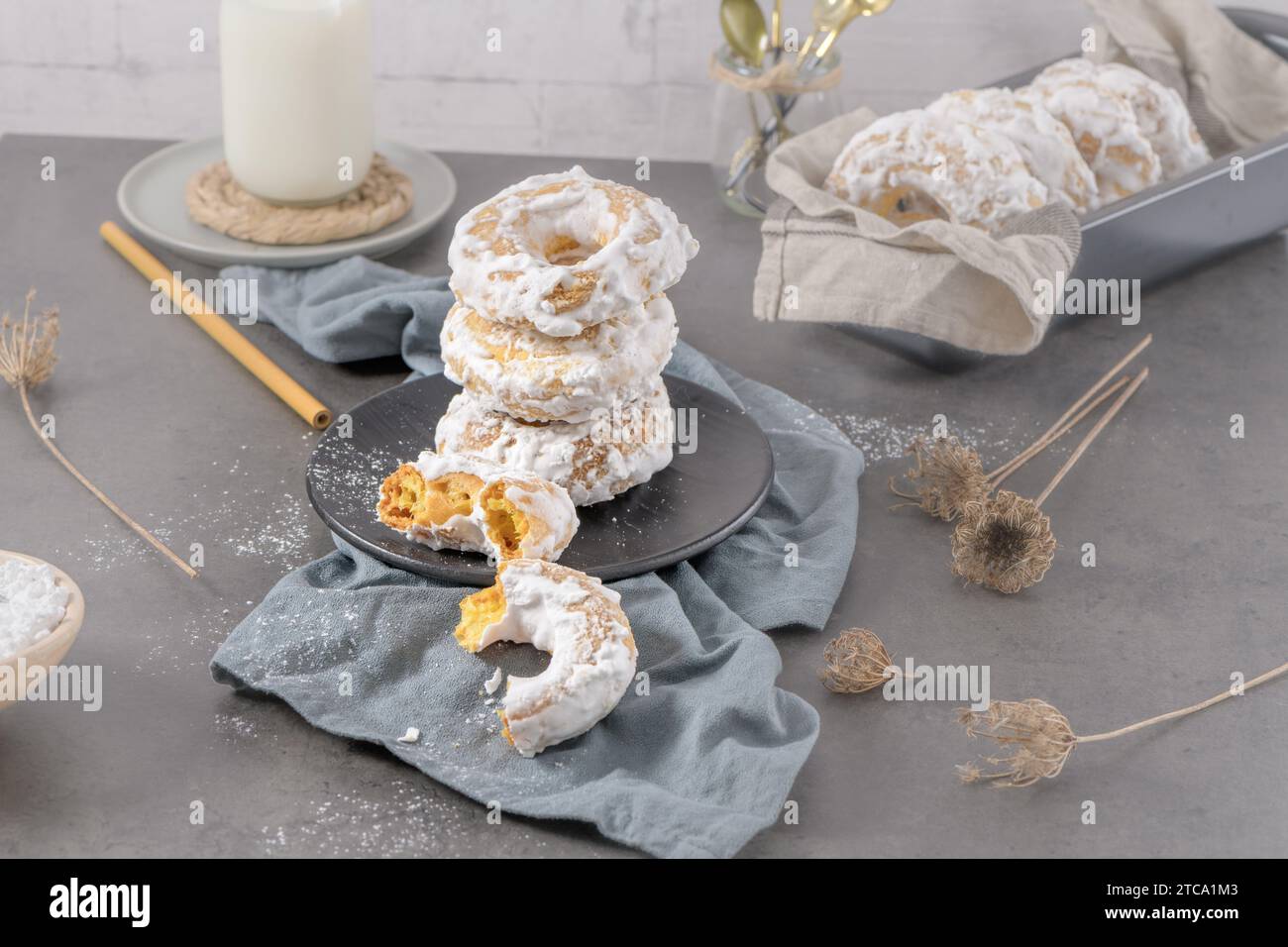 Beignets portugais sucrés avec glaçage blanc. Beignets cuits à la maison. Dessert simple et savoureux. Banque D'Images