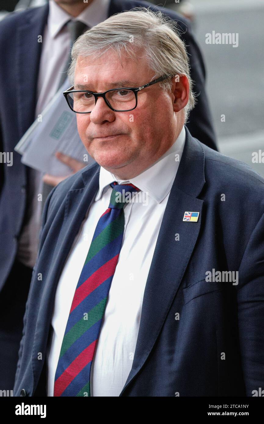 Londres, Royaume-Uni. 11 décembre 2023. Mark Francois, président du Groupe européen de la recherche (ERG) informe la presse devant Portcullis House de la réunion des soi-disant «cinq familles» des groupes de droite du Parti conservateur (représentant environ 100 députés) aujourd'hui concernant leurs décisions sur le vote du projet de loi sur le Rwanda demain. Le groupe devrait continuer à se réunir jusqu'à ce soir. Crédit : Imageplotter/Alamy Live News Banque D'Images