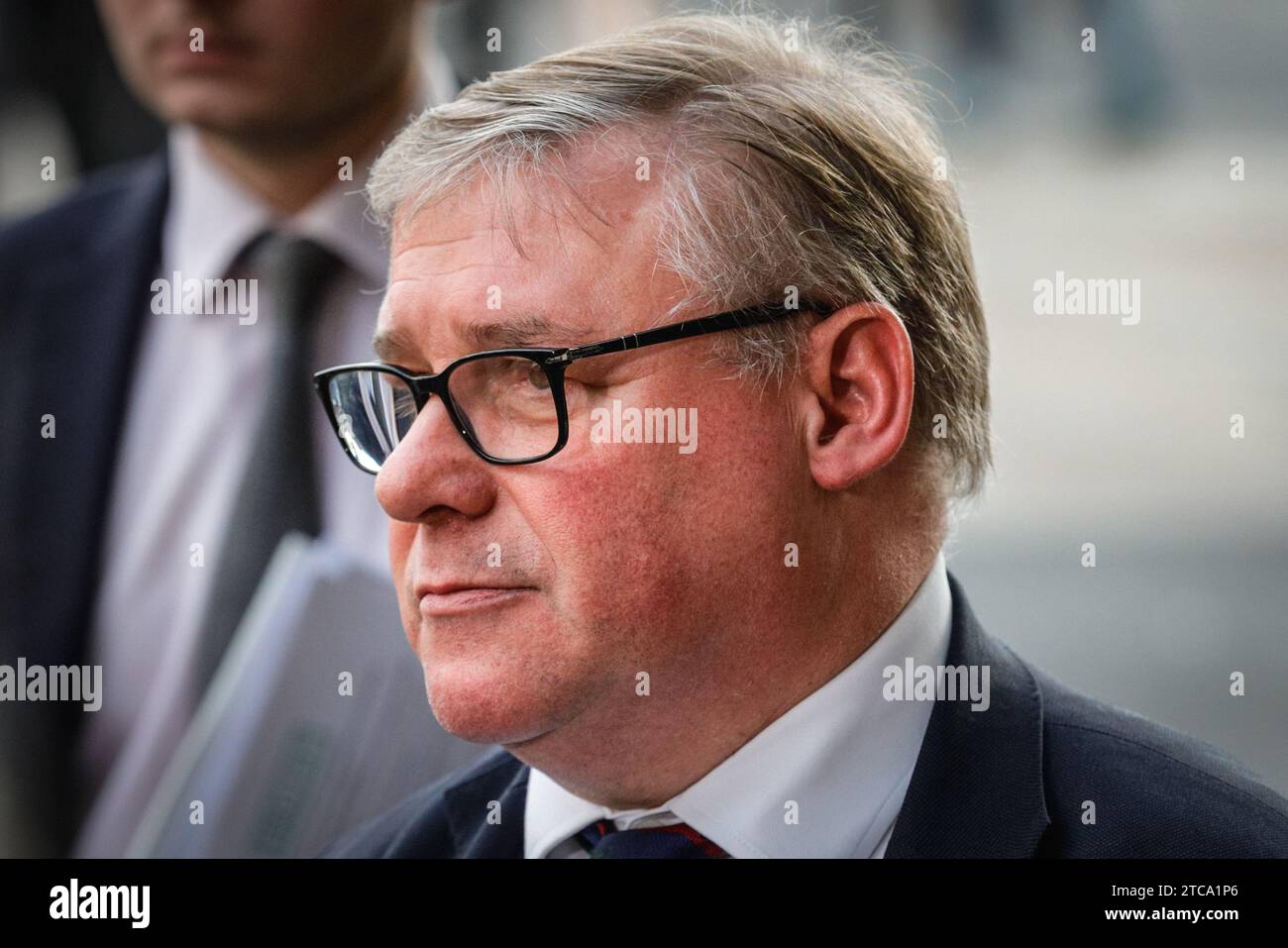 Londres, Royaume-Uni. 11 décembre 2023. Mark Francois, président du Groupe européen de la recherche (ERG) informe la presse devant Portcullis House de la réunion des soi-disant «cinq familles» des groupes de droite du Parti conservateur (représentant environ 100 députés) aujourd'hui concernant leurs décisions sur le vote du projet de loi sur le Rwanda demain. Le groupe devrait continuer à se réunir jusqu'à ce soir. Crédit : Imageplotter/Alamy Live News Banque D'Images