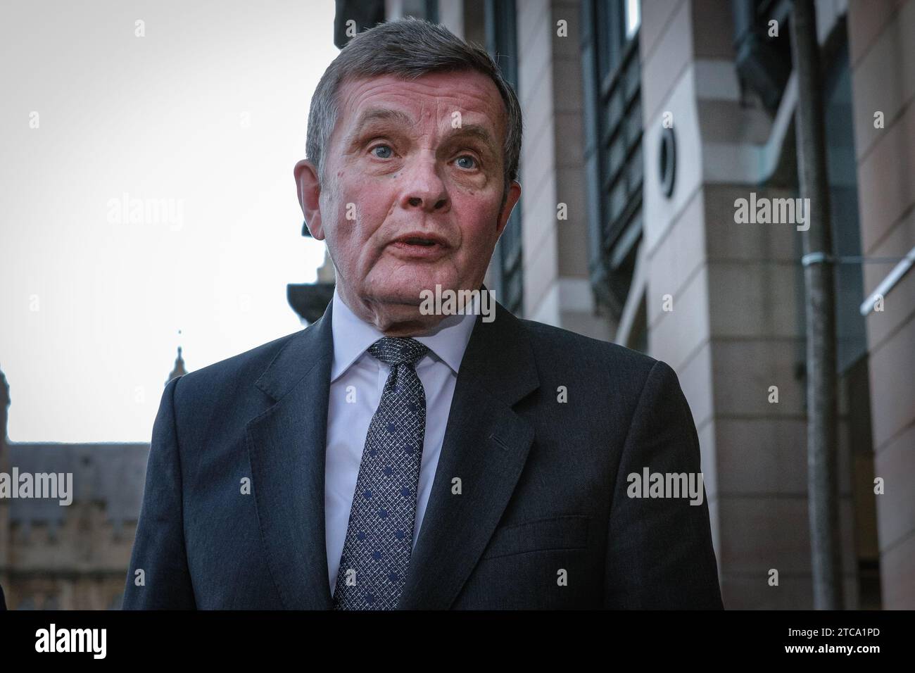 Londres, Royaume-Uni. 11 décembre 2023. Mark Francois, président du Groupe européen de la recherche (ERG) informe la presse devant Portcullis House de la réunion des soi-disant «cinq familles» des groupes de droite du Parti conservateur (représentant environ 100 députés) aujourd'hui concernant leurs décisions sur le vote du projet de loi sur le Rwanda demain. Le groupe devrait continuer à se réunir jusqu'à ce soir. Crédit : Imageplotter/Alamy Live News Banque D'Images