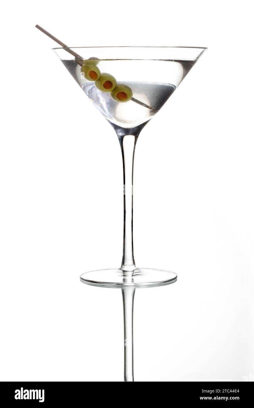 Cocktail Martini avec garniture d'olive sur un fond gris clair avec reflet Banque D'Images