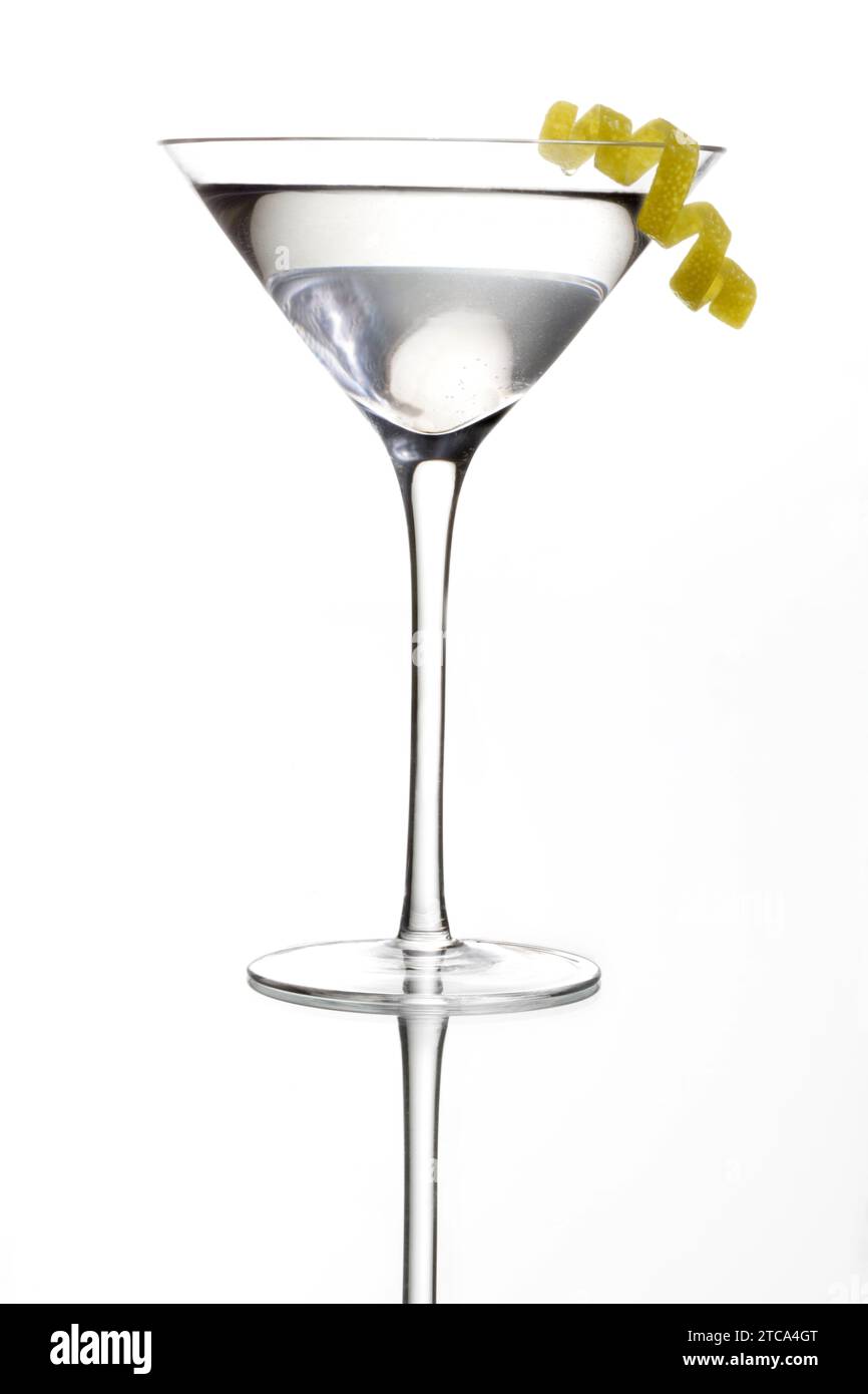 Boisson mixte Martini avec garniture de zeste de citron sur un fond gris clair avec reflet Banque D'Images