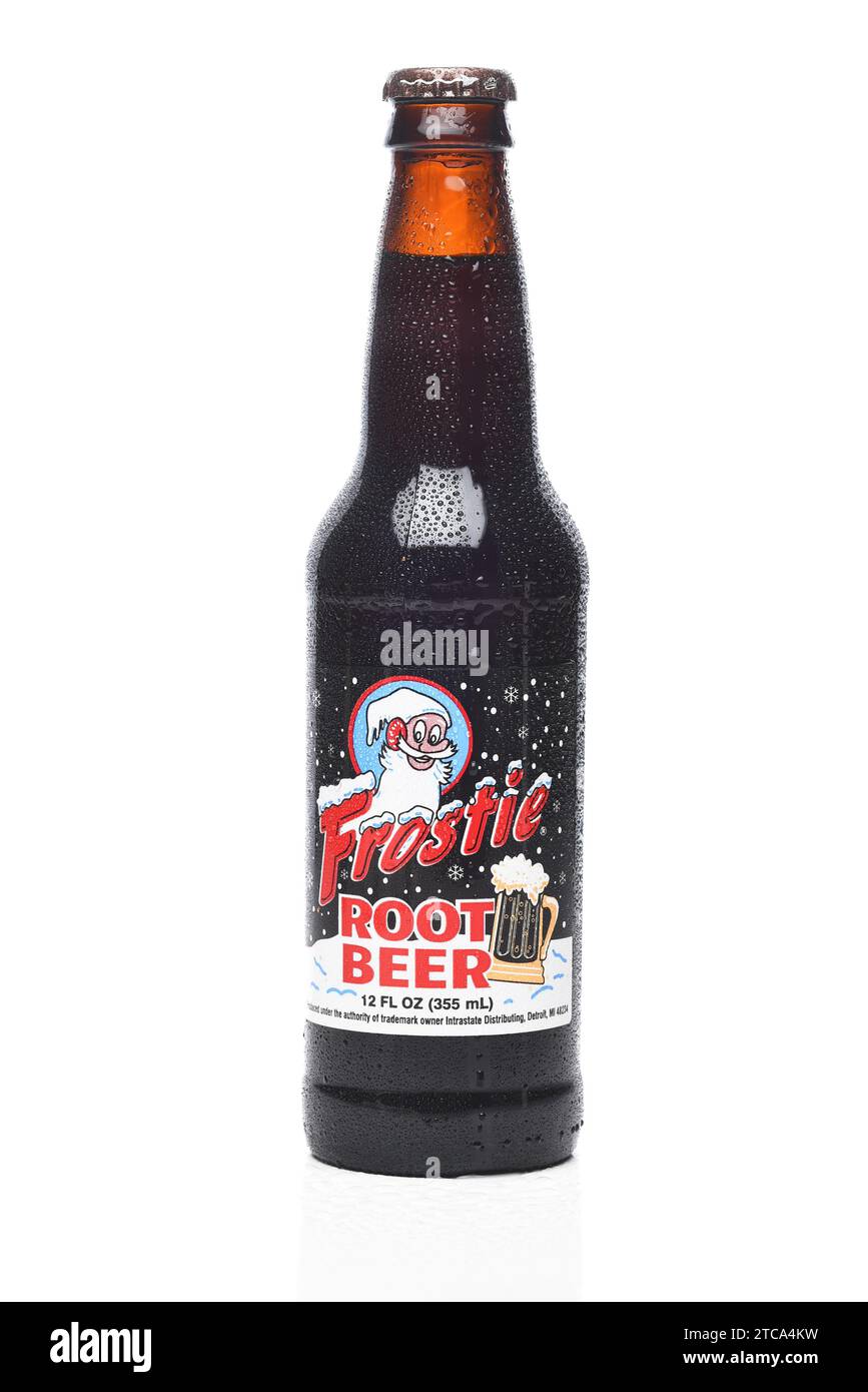IRVINE, CALIFORNIE - 11 décembre 2023 : une bouteille de root Beer glacé avec condensation. Banque D'Images