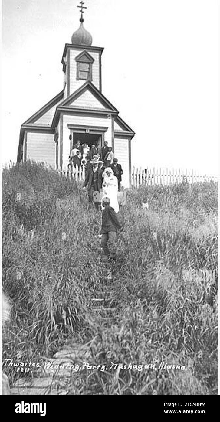 Fête de mariage sortant de l'église de St Pierre et St Paul, l'église orthodoxe russe à Nushagak, ca 1912 Banque D'Images