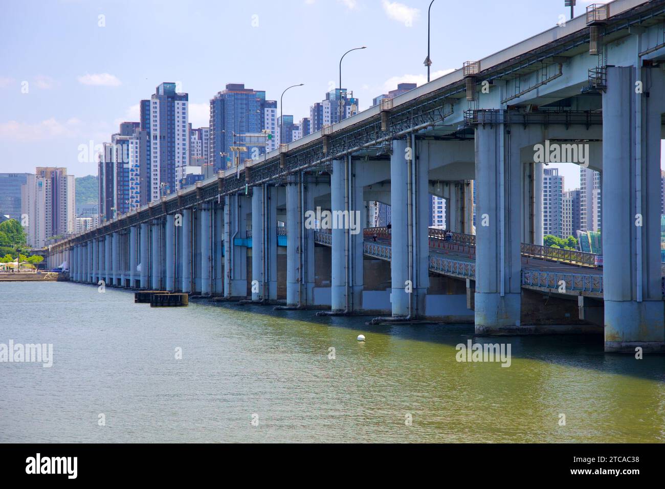 Depuis le bord de la rivière, les ponts supérieur et inférieur du pont de la Grande Fontaine de Banpo à Séoul sont visibles, mettant en valeur son eleganc architectural unique Banque D'Images