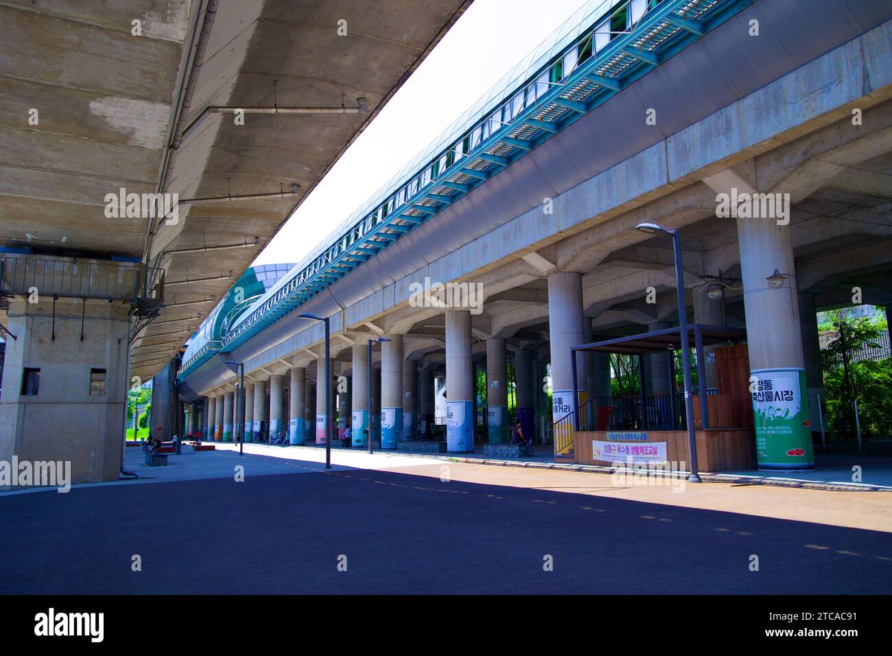Nichée sous l'autoroute Gangbyeon, la station de métro Oksu est visible