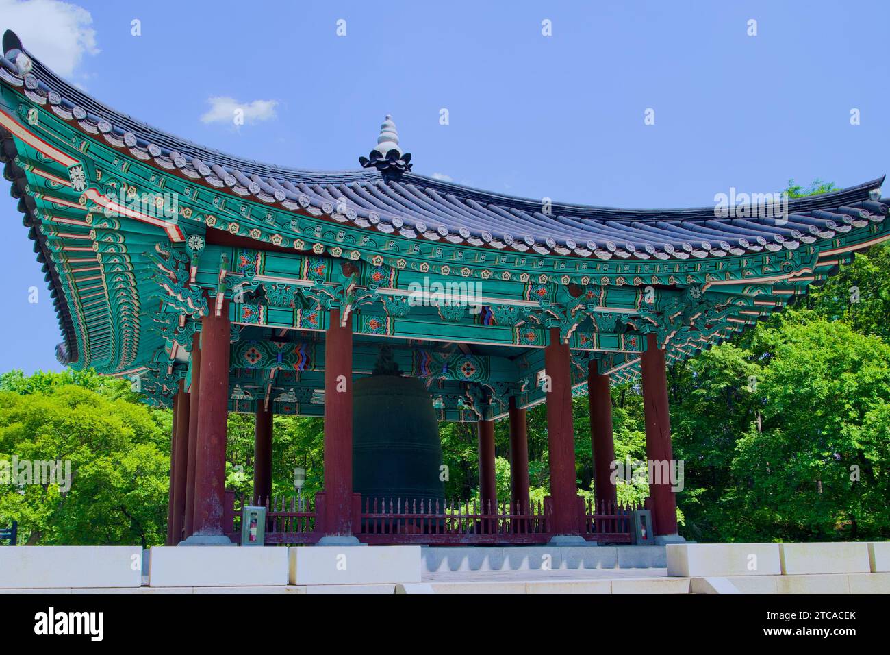 Un pavillon traditionnel abritant une cloche historique se dresse élégamment dans le parc entourant le Musée national de Corée, offrant un aperçu de la Corée Banque D'Images