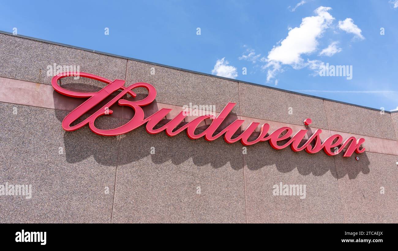 Gros plan du logo Budweiser sur le bâtiment. Colorado, États-Unis Banque D'Images
