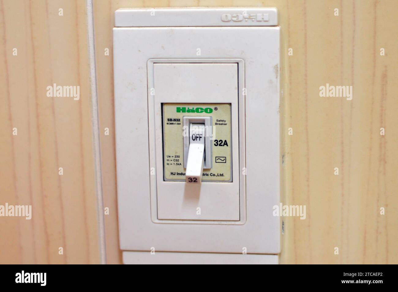 Giza, Egypte, décembre 1 2023 : disjoncteur de sécurité Haco 32 A, conçu pour une installation facile, une excellente résistance aux chocs, une protection contre le surcurre Banque D'Images