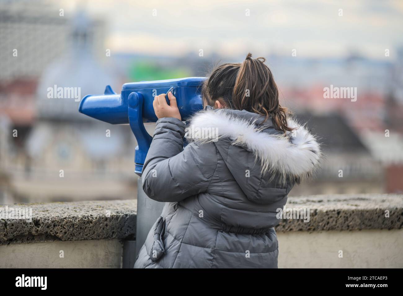 Zagreb : touriste utilisant un télescope touristique à Strossmayerovo setaliste. Croatie. Banque D'Images