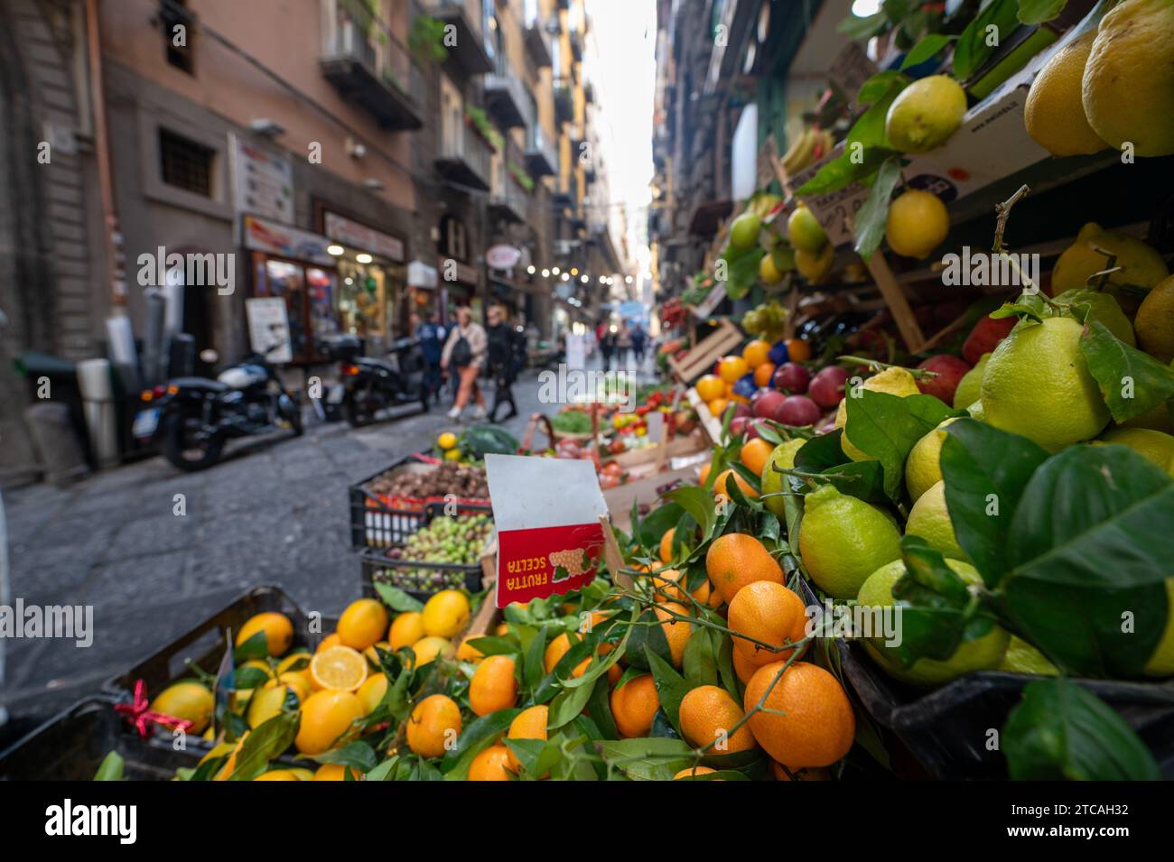 Naples, Italie : 2023 novembre 14 : fruits en vente dans les magasins de la ville de Naples en novembre 2023. Banque D'Images