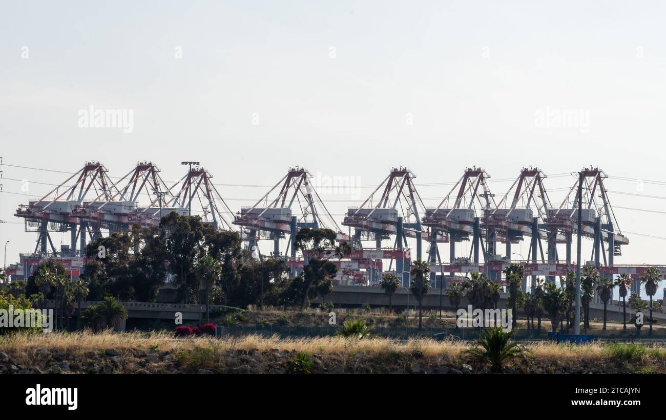 Silhouette des grues au port de long Beach au crépuscule à long Beach, Californie, États-Unis - 27 mai 2023. Banque D'Images