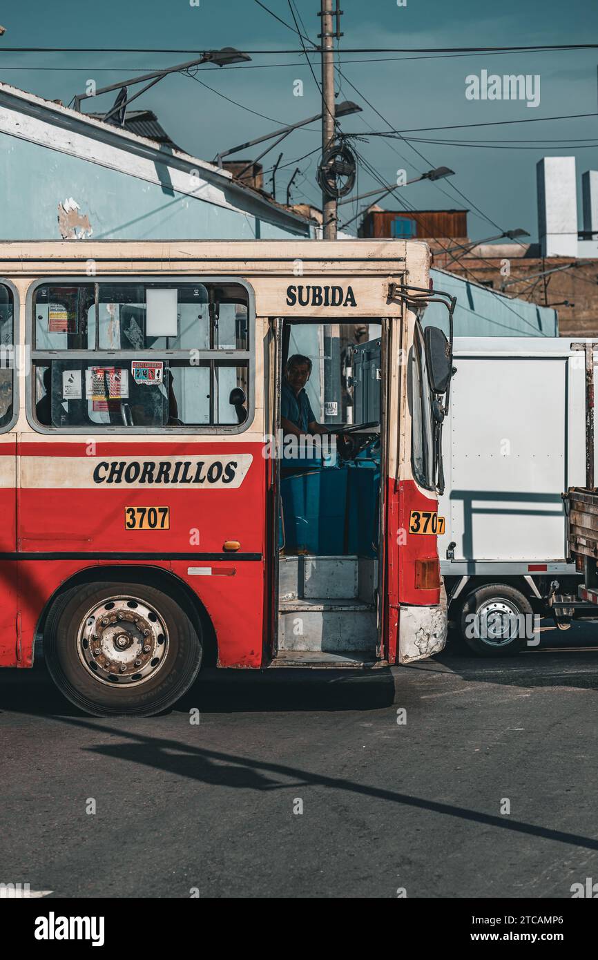 Bus de ville, autocar, centre-ville historique, Lima, Pérou, 2023 Banque D'Images