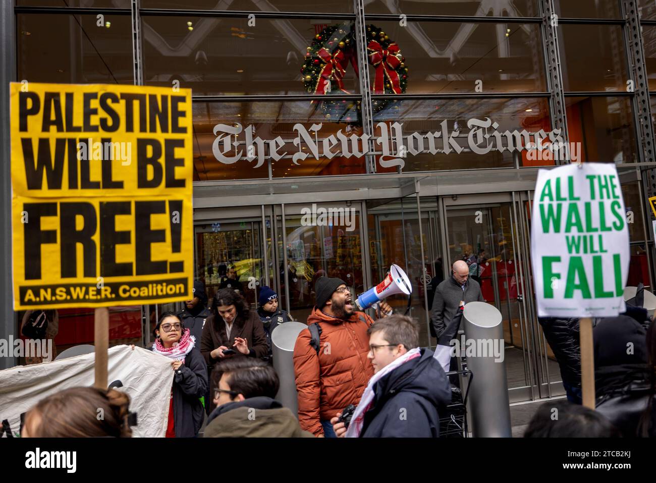 NEW YORK, NEW YORK - 11 DÉCEMBRE : des manifestants pro-palestiniens se rassemblent devant les bureaux du New York Times pour contester la couverture médiatique de la guerre Israël-Hamas lors d'un appel mondial à « frapper pour la Palestine » le 11 décembre 2023 à New York. Les activistes palestiniens et les influenceurs des médias sociaux appellent à une grève mondiale le 11 décembre après que les Nations Unies n’aient pas réussi à adopter une résolution appelant à un cessez-le-feu à Gaza. La grève appelle les gens à ne pas faire leurs courses, à ne pas faire de banque, à ne pas travailler ou à aller à l'école pour exiger un cessez-le-feu permanent à Gaza, qui est constamment bombardée depuis Banque D'Images