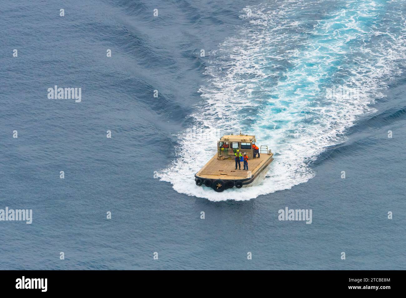 Barge naviguant dans le port de Christmas Island, Australie Banque D'Images