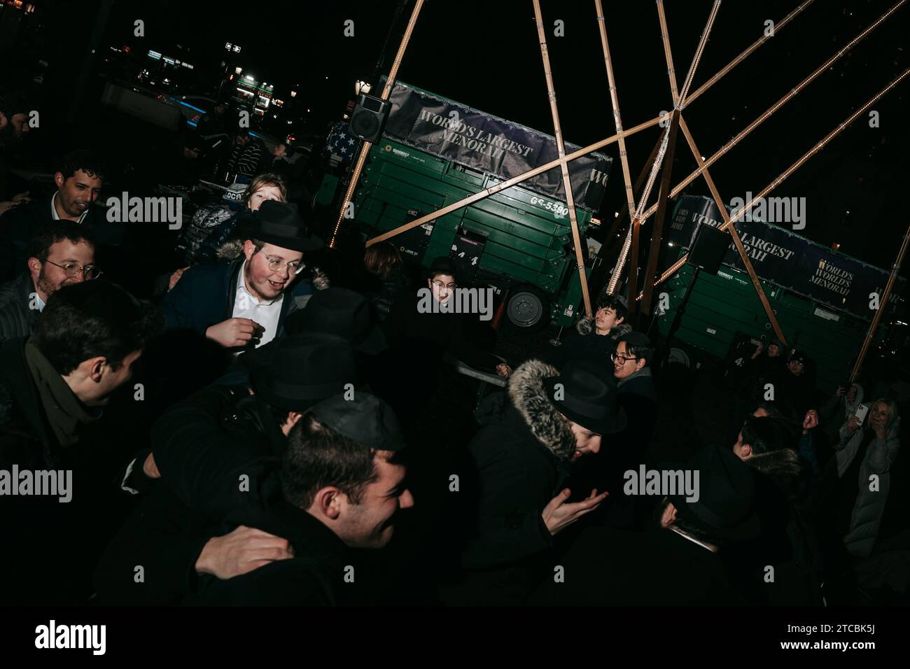 New York, États-Unis. 11 décembre 2023. Les Juifs pratiquants de la secte Chabad Loubavitch dansent devant la plus grande Menorah du monde. Les gens se sont rassemblés pour l'éclairage de la plus grande Menorah du monde pendant la semaine de la fête juive de Chanoukah. Crédit : SOPA Images Limited/Alamy Live News Banque D'Images
