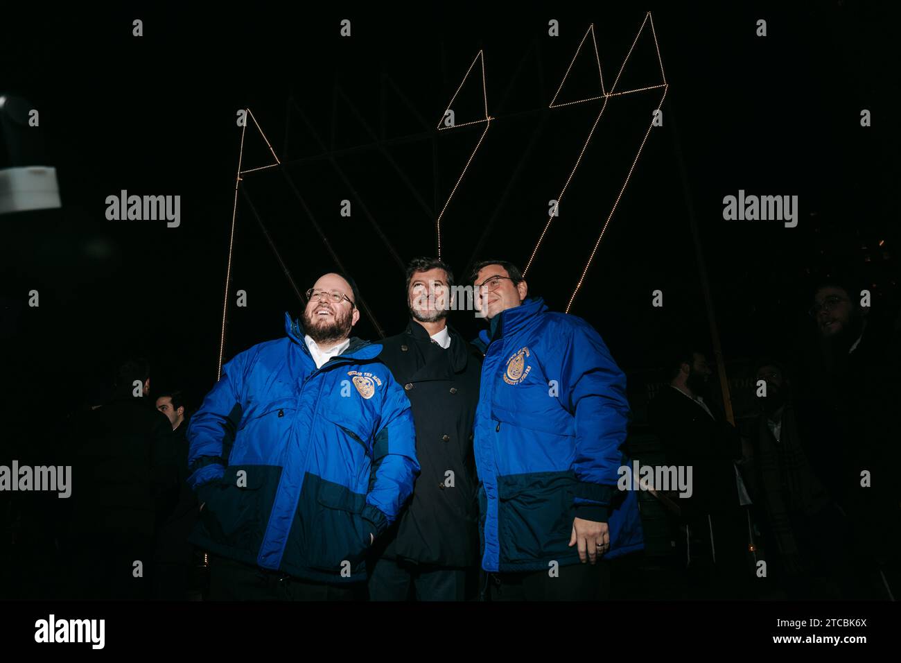 New York, États-Unis. 11 décembre 2023. Les Juifs pratiquants de la secte Chabad Loubavitch dansent devant la plus grande Menorah du monde. Les gens se sont rassemblés pour l'éclairage de la plus grande Menorah du monde pendant la semaine de la fête juive de Chanoukah. Crédit : SOPA Images Limited/Alamy Live News Banque D'Images