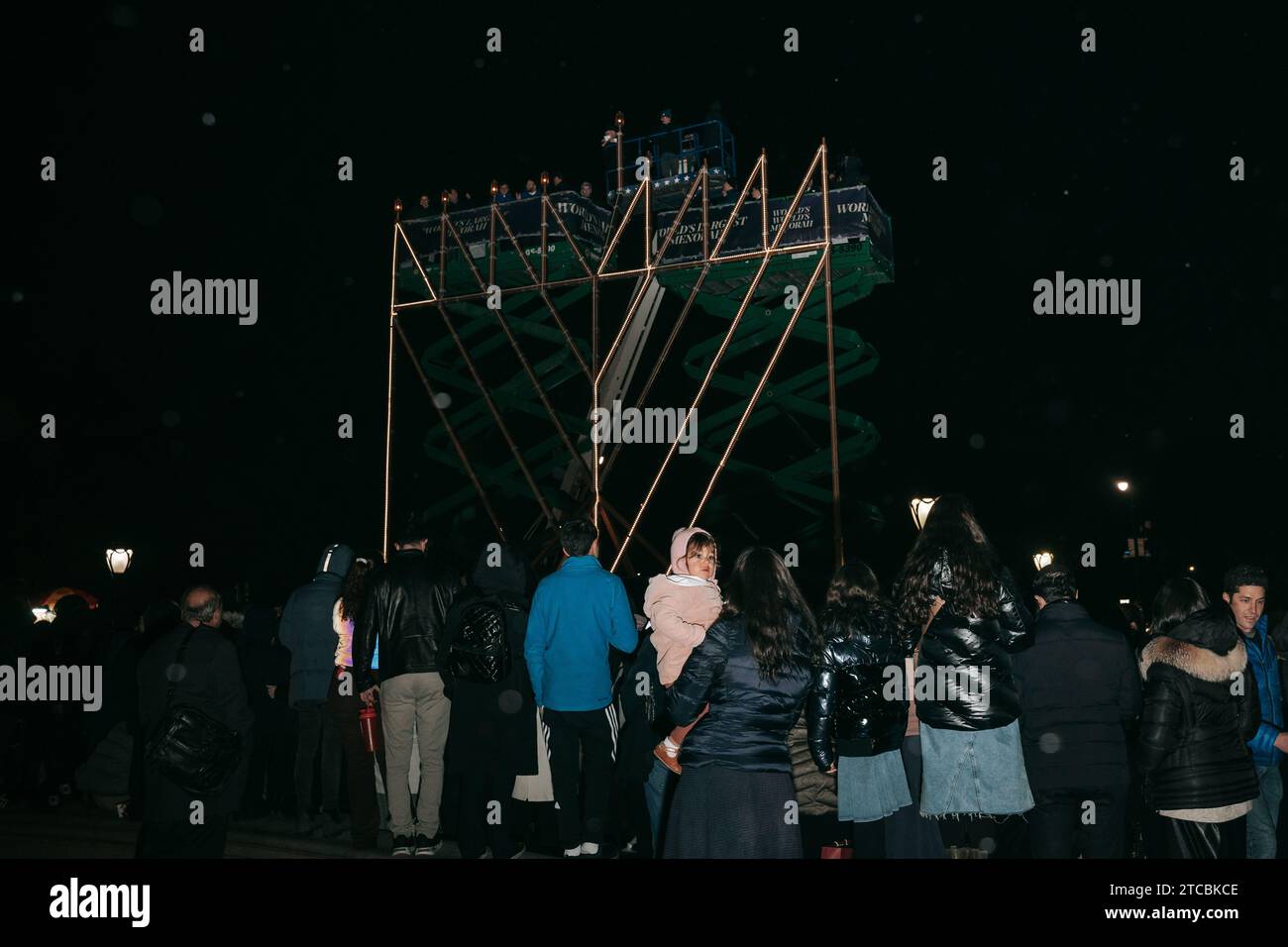 New York, États-Unis. 11 décembre 2023. Les Juifs pratiquants de la secte Chabad Loubavitch dansent devant la plus grande Menorah du monde. Les gens se sont rassemblés pour l'éclairage de la plus grande Menorah du monde pendant la semaine de la fête juive de Chanoukah. (Photo Olga Fedorova/SOPA Images/Sipa USA) crédit : SIPA USA/Alamy Live News Banque D'Images